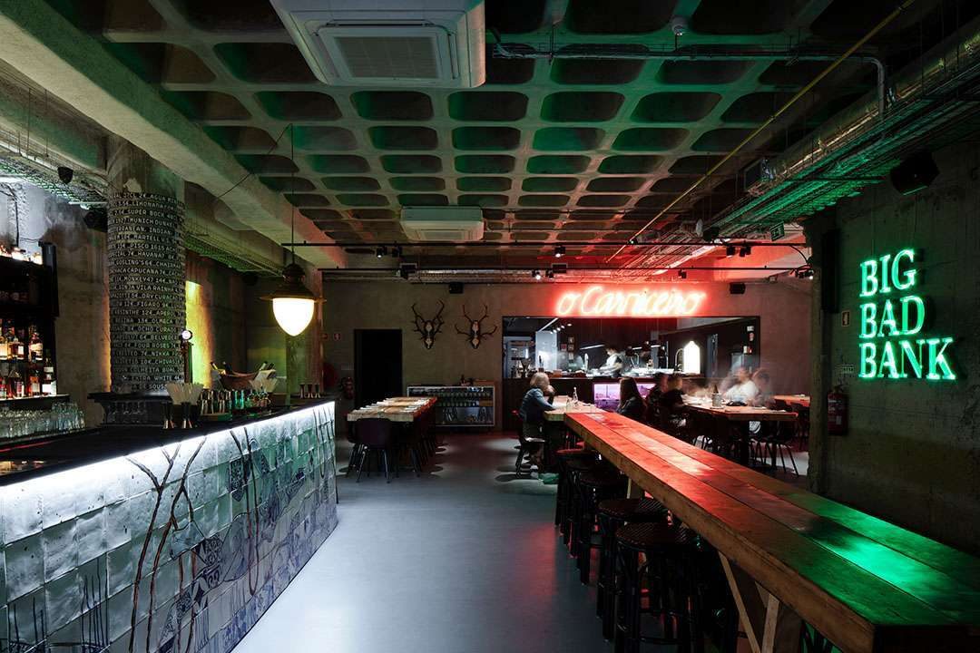 Mesmo ao lado do restaurante O Carniceiro, encontra-se o Big Bad Bank, um espaço que serve cocktails de autor e tem como cenário, um balcão com painéis de azulejos pintados à mão pelo artista Paulo Ramuni.