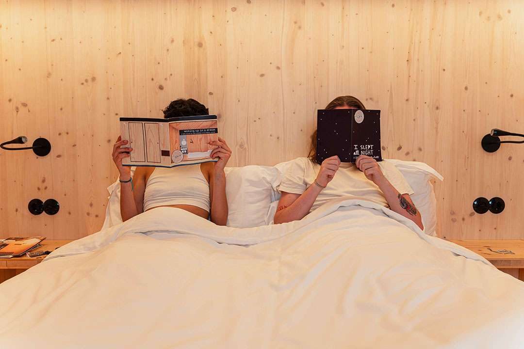 Uma nova categoria de alojamento na cidade do Porto, orientada para o futuro do turismo, que alberga arte e entretenimento. Mais do que um alojamento, o ZERO Box Lodge é uma experiência!