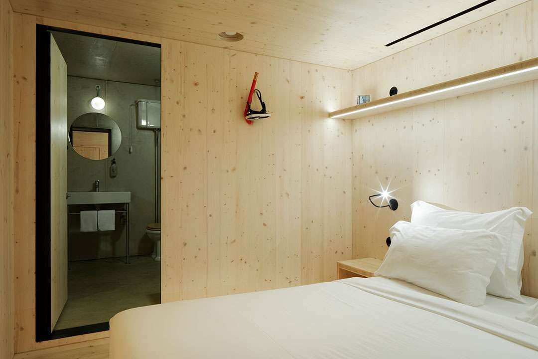 Uma nova categoria de alojamento na cidade do Porto, orientada para o futuro do turismo, que alberga arte e entretenimento. Mais do que um alojamento, o ZERO Box Lodge é uma experiência!