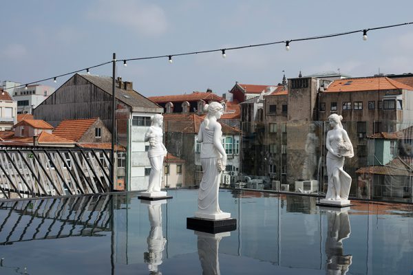 Porto_rooftop_thezero_hotels_img_porto_sleep_0032 No Zero Box Lodge do Porto, no rooftop fazem-se sunset parties, há música debaixo de água, bebidas, vistas magnificas, 4 estações e 2 tanques para te refrescares.