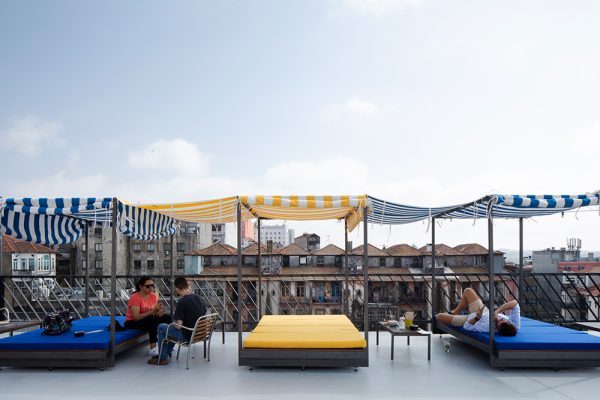 Porto_rooftop_thezero_hotels_img_porto_sleep_0033 No Zero Box Lodge do Porto, no rooftop fazem-se sunset parties, há música debaixo de água, bebidas, vistas magnificas, 4 estações e 2 tanques para te refrescares.
