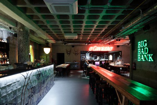 Porto_bar_restaurante_thezero_hotels_img_porto_sleep_0038 Localizado no piso térreo do edifício ZERO Box Lodge do Porto, o Carniceiro encontra-se bem acompanhado pelo bar Big Bad Bank