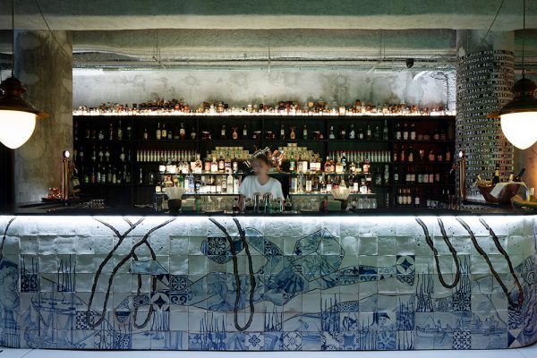 Porto_Bar_restaurante_thezero_hotels_img_porto_sleep_0039 Mesmo ao lado do restaurante O Carniceiro, encontra-se o Big Bad Bank, um espaço que serve cocktails de autor e tem como cenário, um balcão com painéis de azulejos pintados à mão pelo artista Paulo Ramuni.