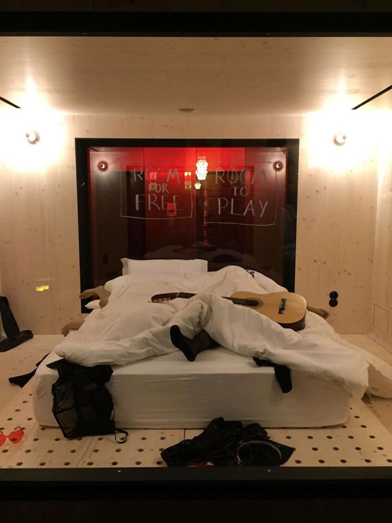 Room for play, a residency in the Free Room at ZERO Box Lodge Porto